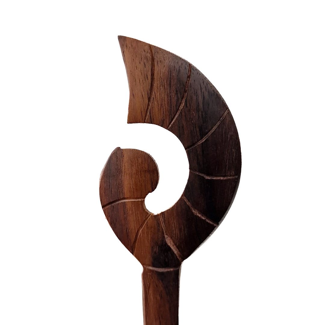Haarnadel aus Holz geschnitzt mit Nautilus Muschel